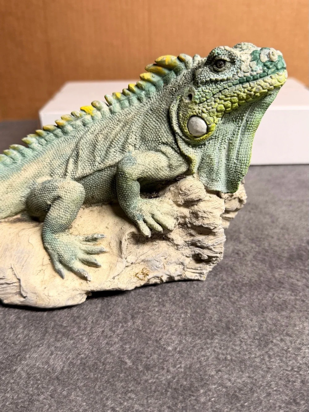 Lifelike United Designs Animal Classics Green Iguana Resin Statue